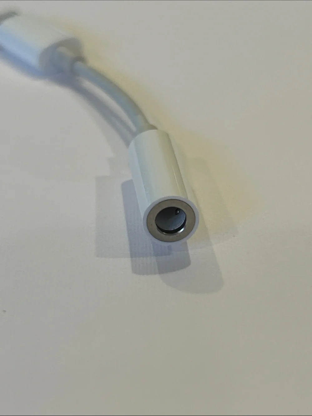 Apple lightning to 3.5 mm headphone jack adapter